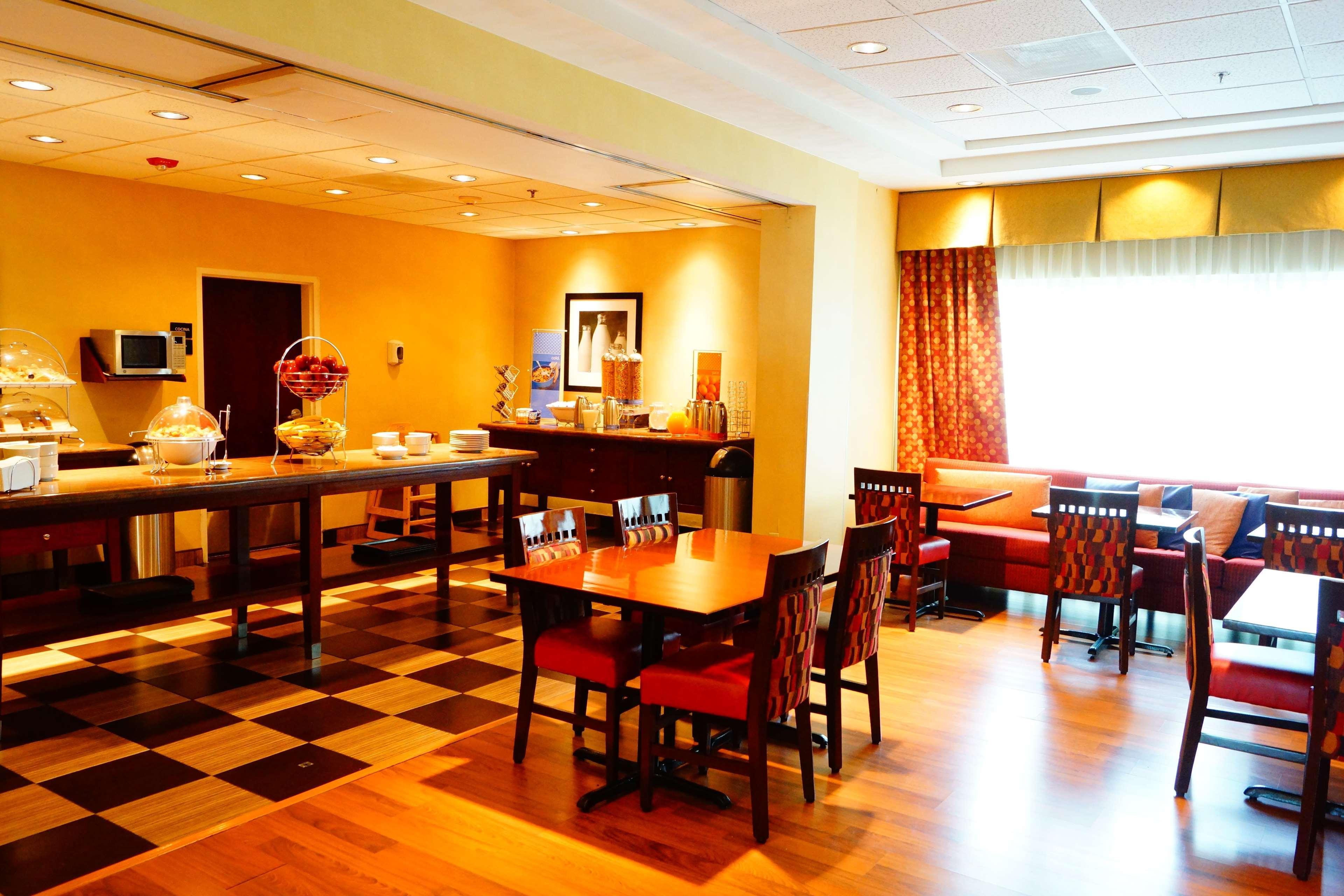 Hampton Inn By Hilton Guadalajara-Aeropuerto Las Pintas Kültér fotó