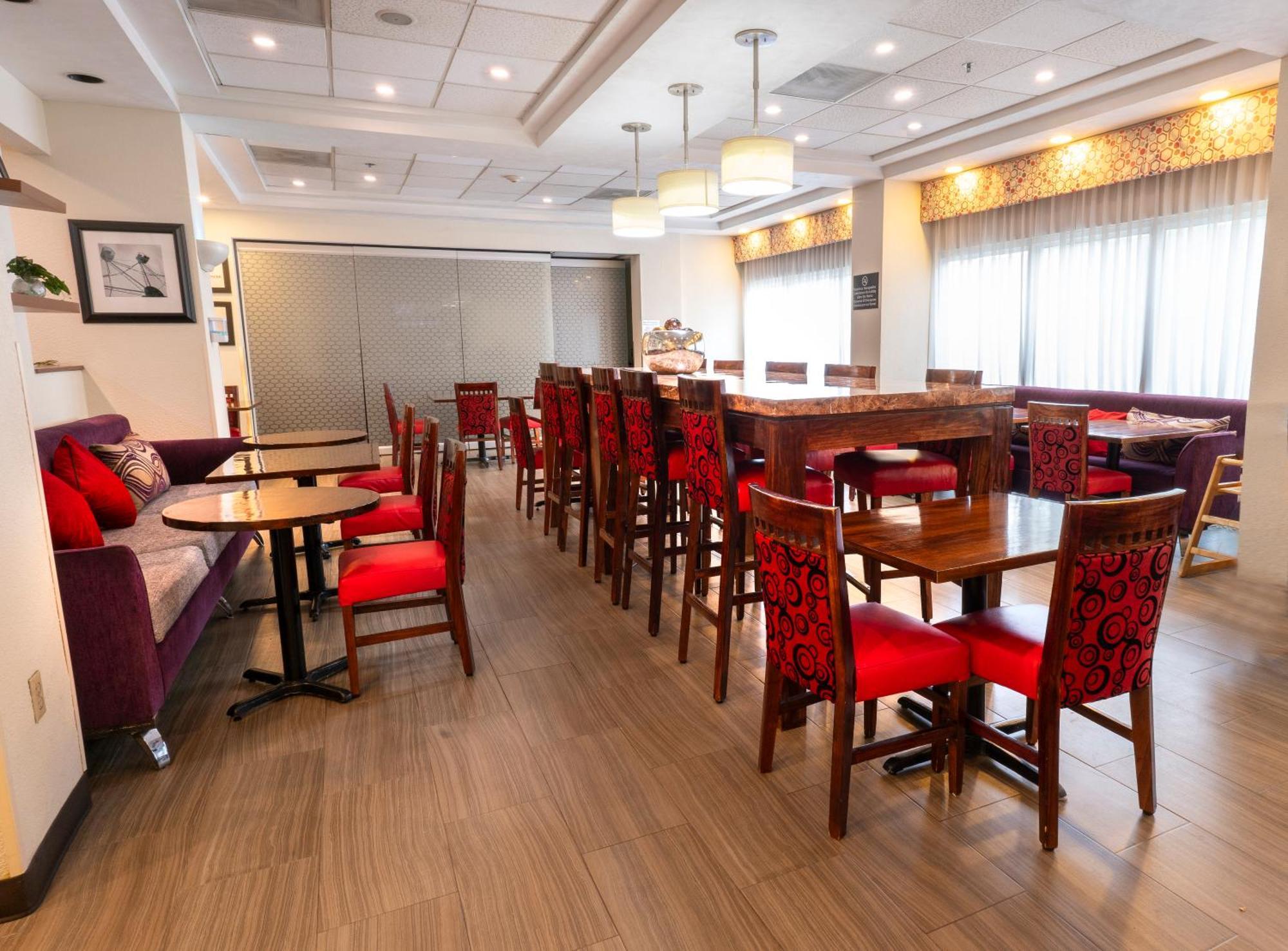 Hampton Inn By Hilton Guadalajara-Aeropuerto Las Pintas Kültér fotó